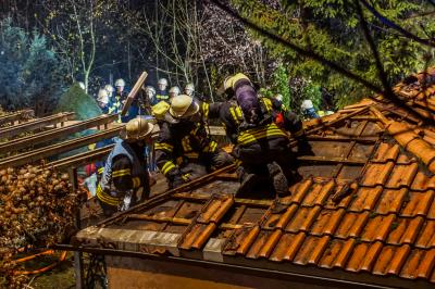 Stuttgart Sued: Brand in Schrebergartenhaus loest Grosseinsatz der Feuerwehr aus.